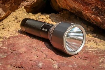 夜行神器登場(chǎng) 小米2000流明強(qiáng)光手電筒，戶外愛好者的新寵